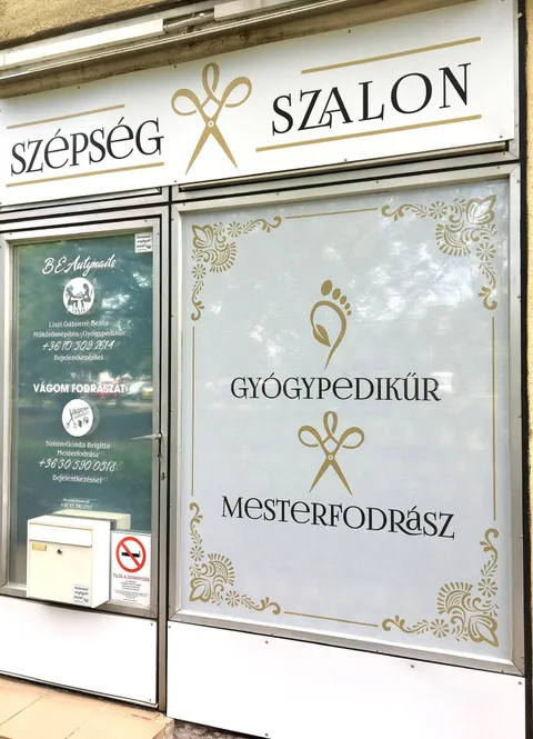 A BEAutynails üzlet bejárata Tatabányán, a Szépség Szalon portálja